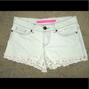 Lightwashed denim shorts w/floral border